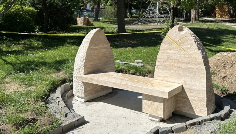Mészkő emlékpad